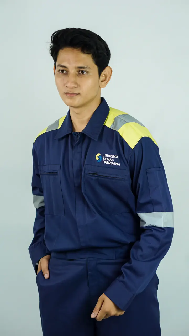 Kemeja dan wearpack seragam kerja buatan Bazuin Clothing