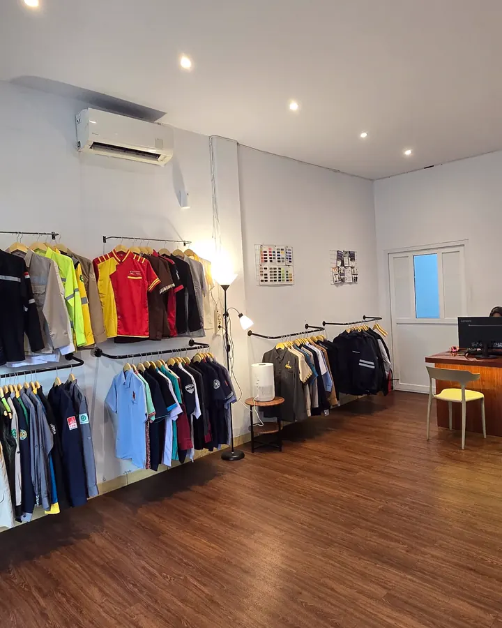 Showroom contoh seragam Bazuin Clothing